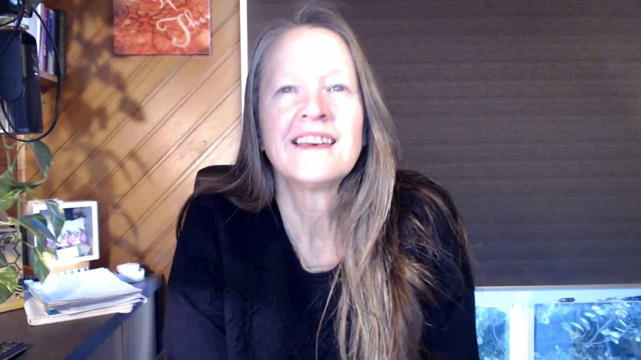 Hypnotherapist speaking during an online session about quitting vaping.